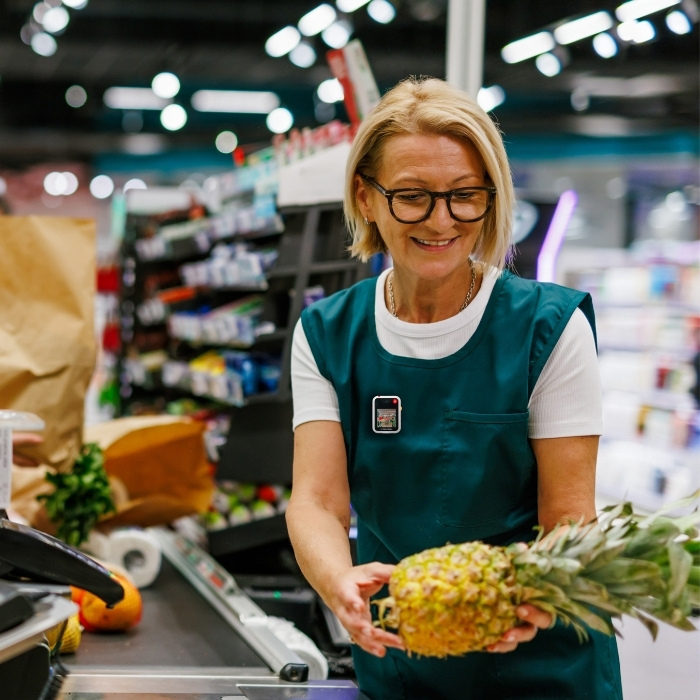 Shop assistant with Reveal R1 body camera 2 m