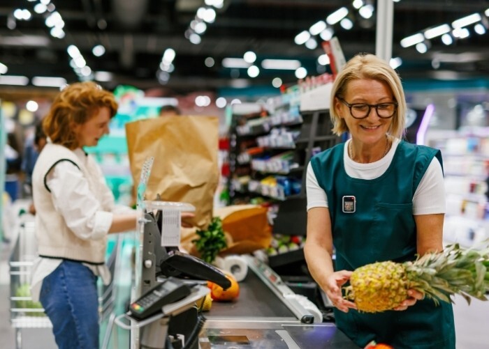 Shop assistant with Reveal R1 body camera m